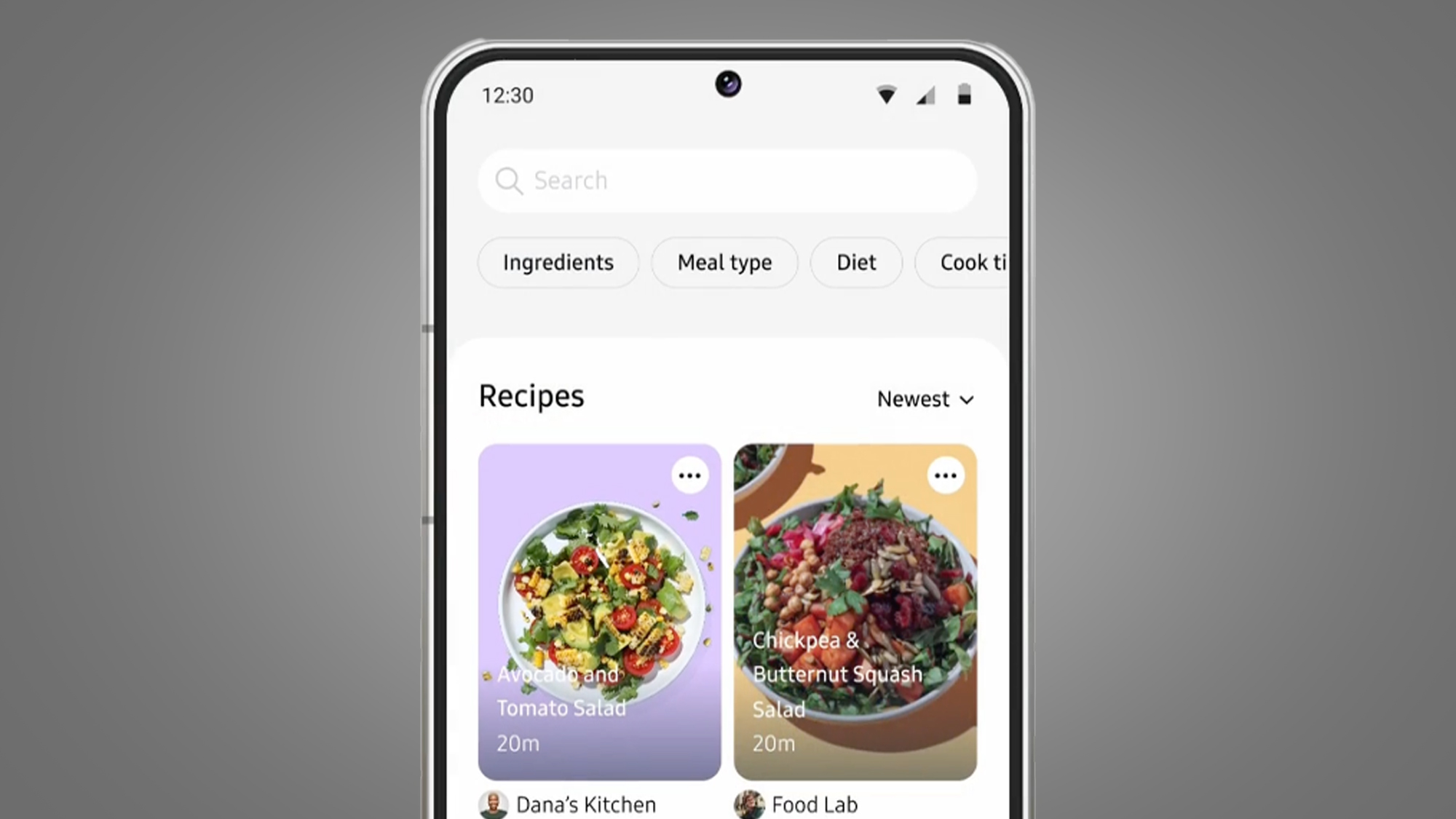 En telefon mot en grå bakgrund som visar Samsung Food-appen.