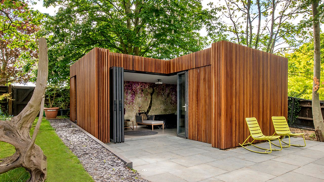 multi-functional annexe designed by Zac Monro Architects in garden