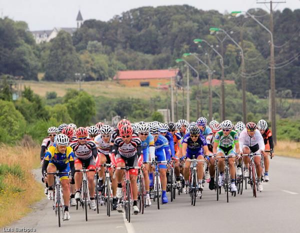 The peloton in action during stage 5b at the Vuelta Chile.