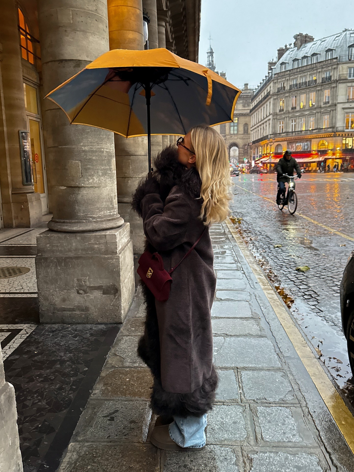 Fashion person Olivia Anna-Catharina T (@oliviatps) shows a shoe to wear with baggy jeans. She wears platform, shearling lined boots with light wash blue baggy jeans.