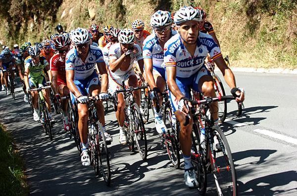 World Champ Paolo Bettini (Quick Step) led by team-mates.