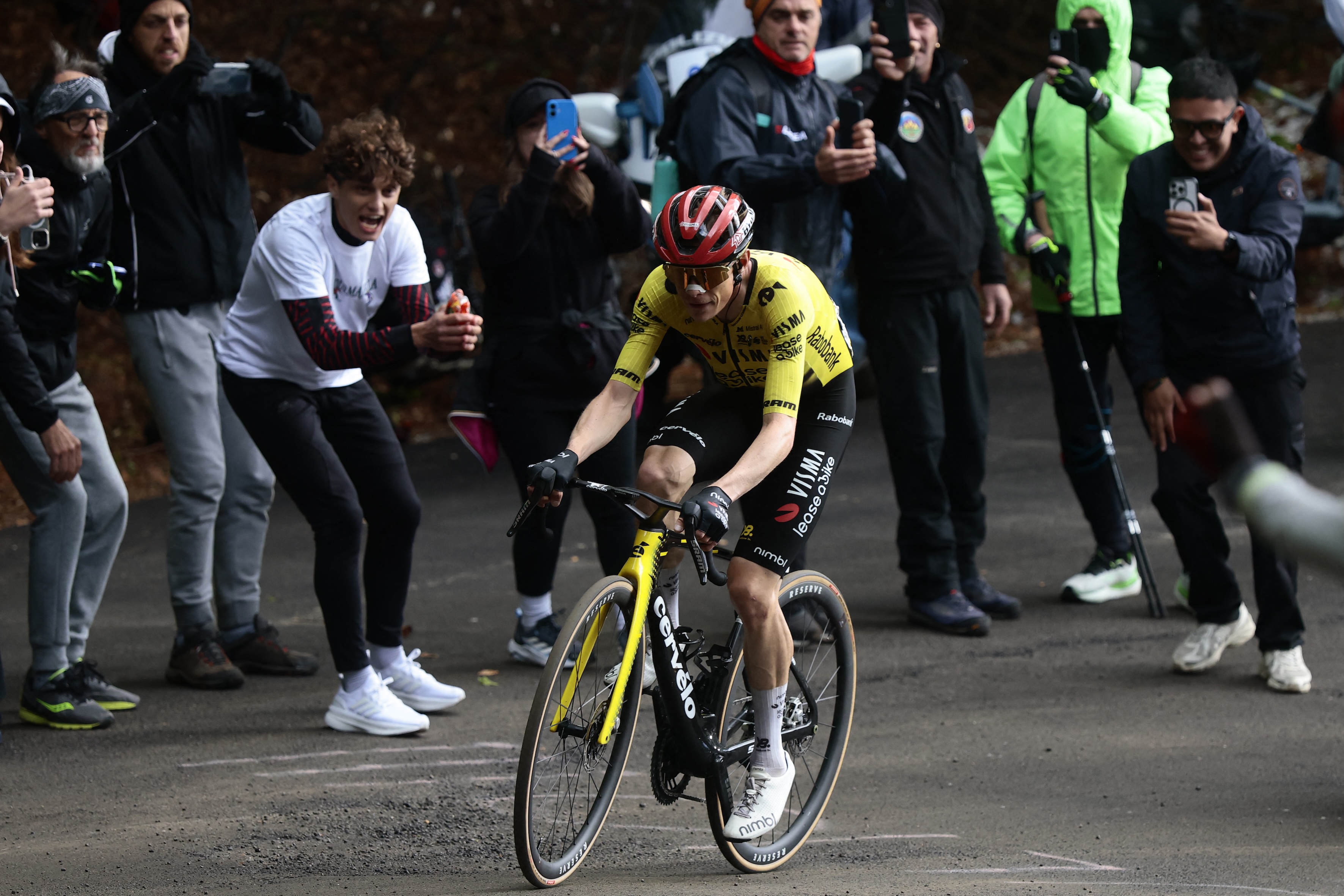 Jonas Vingegaard on way to winning stage 7 of the Giro d'Italia 2026