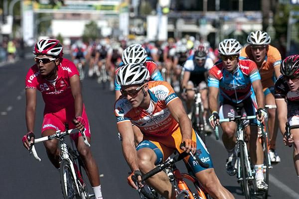Nathan Haas (Genesys Wealth Advisers) from the Australian Capital Territory leads the peloton out of the home straight.