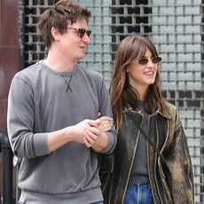04/19/2025 Daisy Edgar Jones and boyfriend Ben Seed are seen out and about in New York City. The English actress wore a brown leather jacket, matching sweater, jeans, and brown loafers.