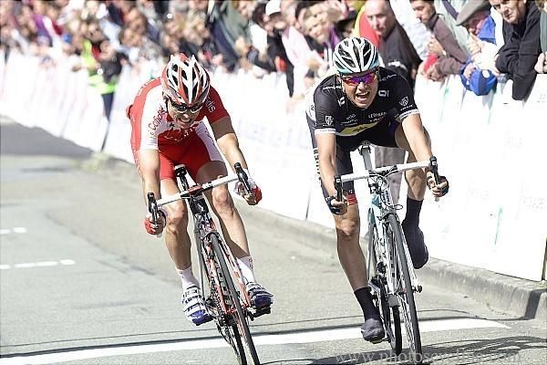 Nico Sijmens (Cofidis) wins the sprint.