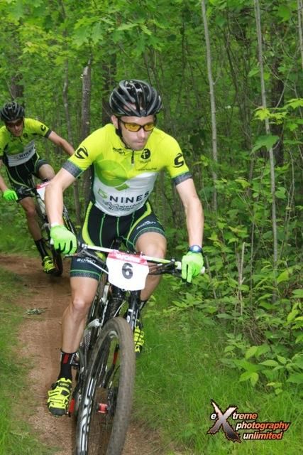 Corey Stelljes (5 Nines/ Motorless Motion) strategizes with teammate Isaac Neff