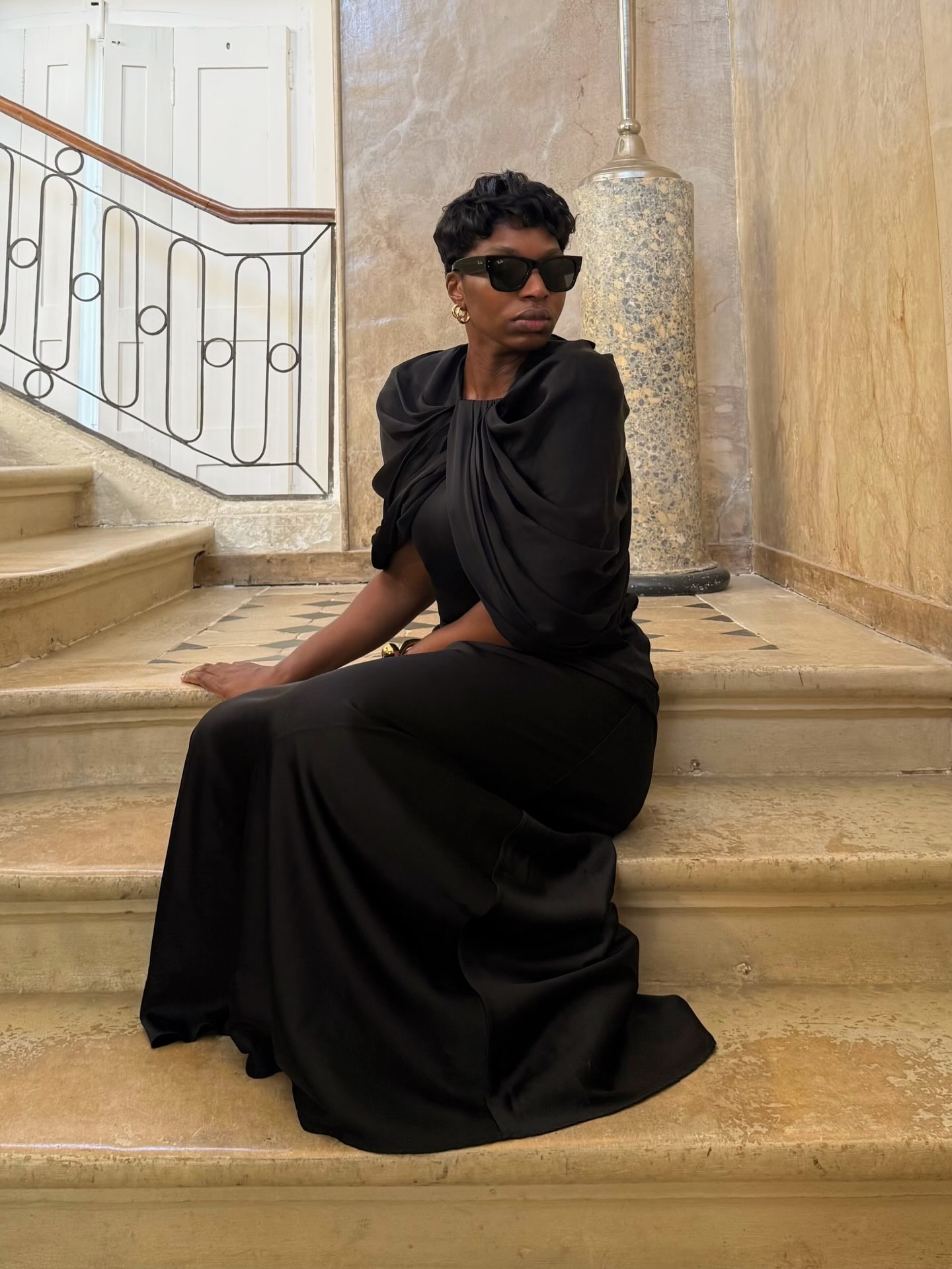 Creator @thevisuelofgrace with a voluminous pixie hairstyle