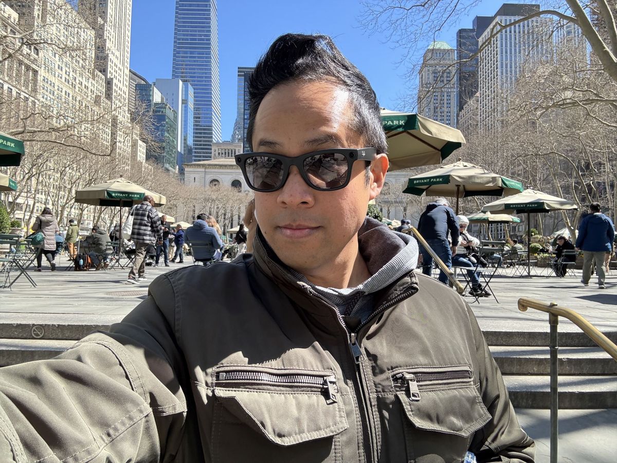 Apple iPhone 16e selfie sample.