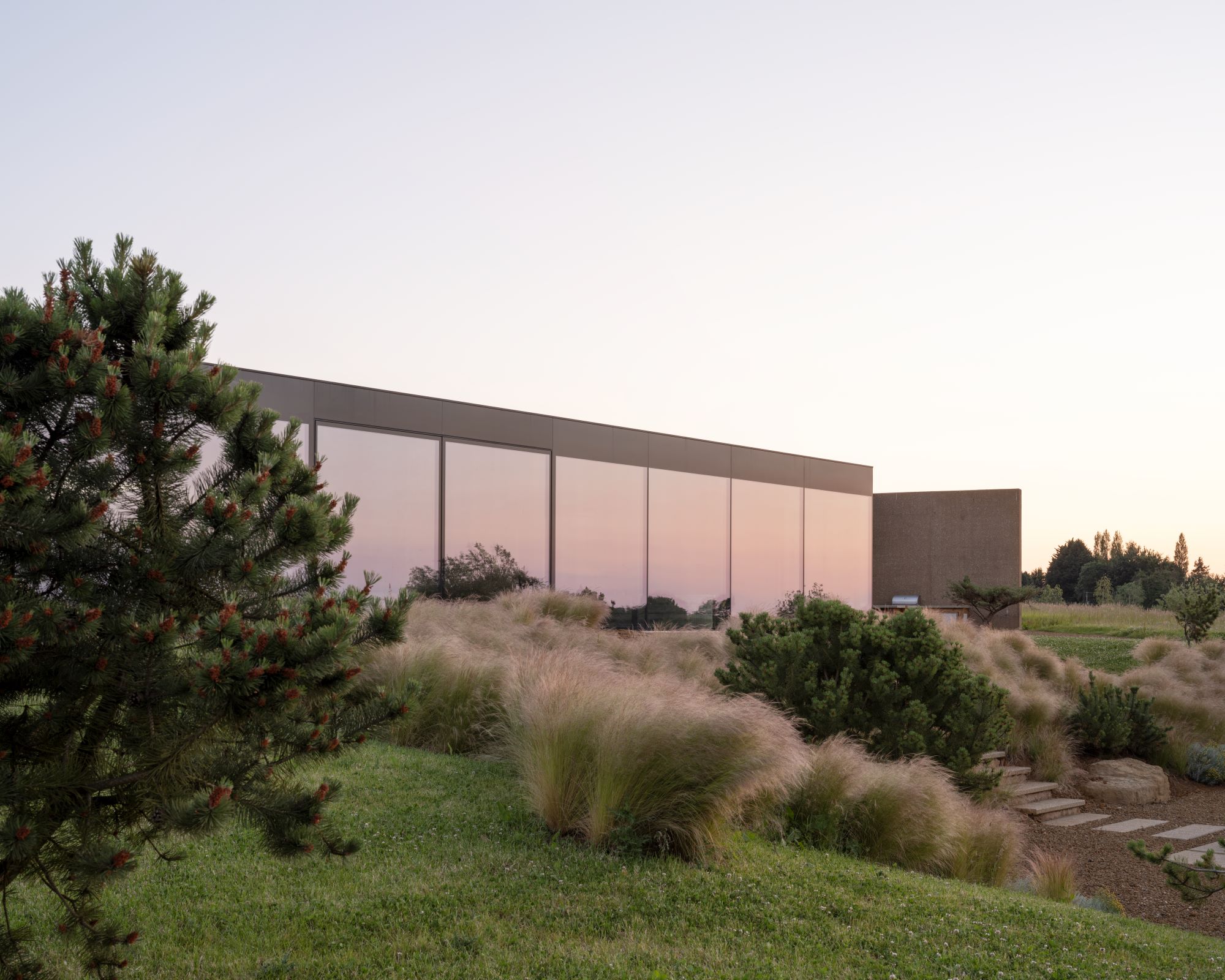 Hiaven house by McLaren Excell, a minimalist home in the biritsh countryside