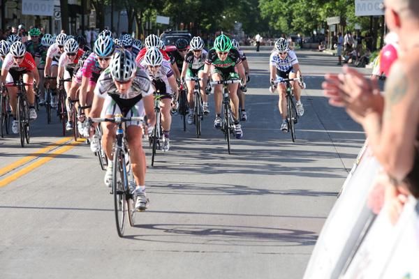 The women's field tries to chase down Lasasso