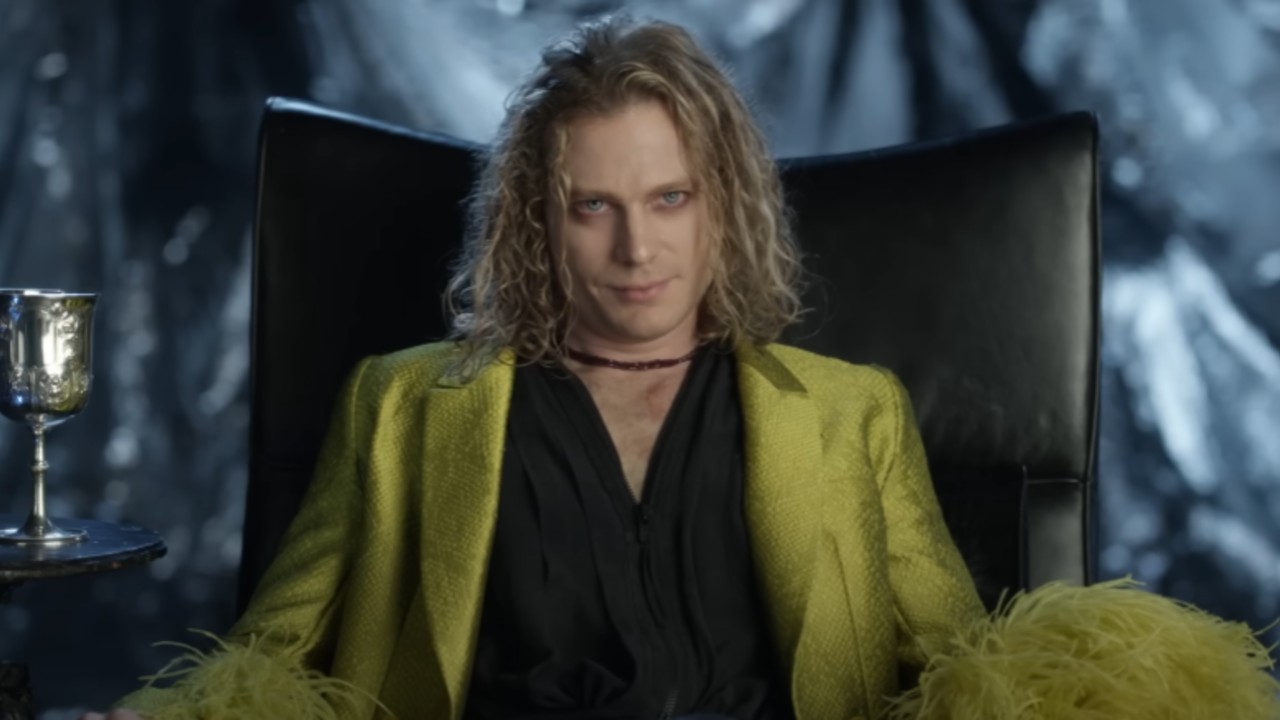 Sam Reid as Lestat in rockstar mode in Interview with the Vampire.