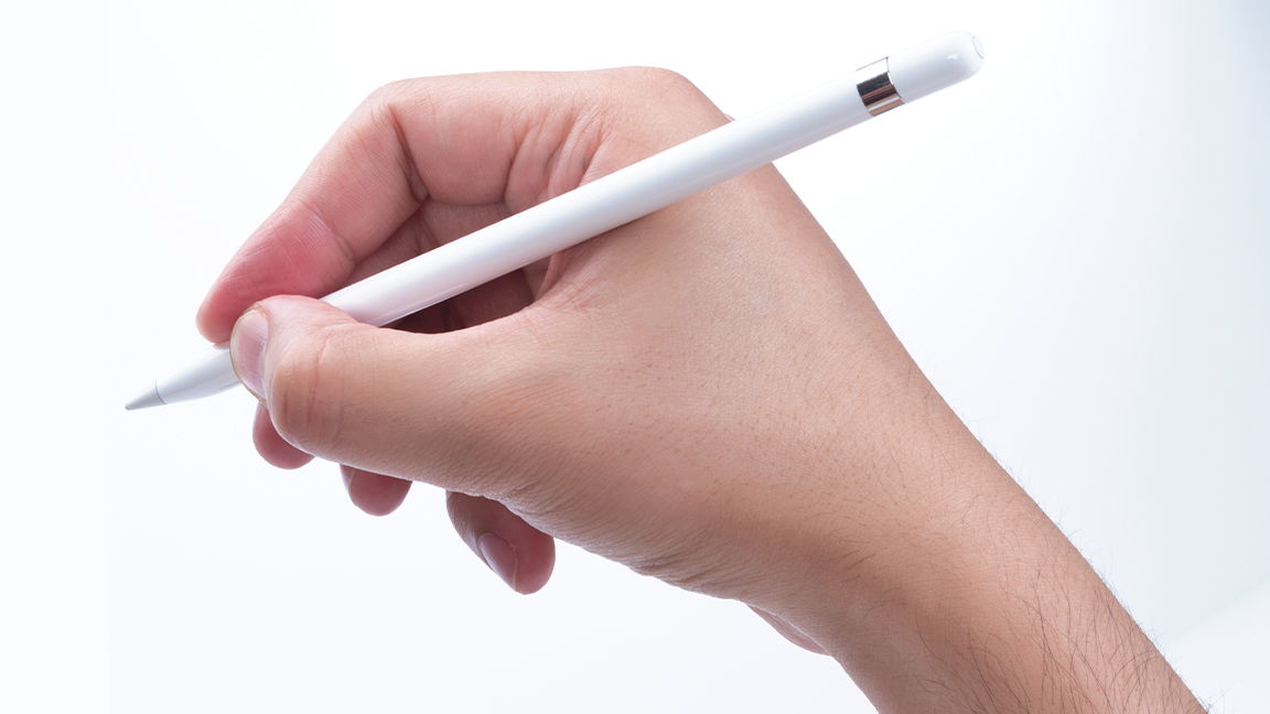 Uma foto de uma pessoa usando um Apple Pencil