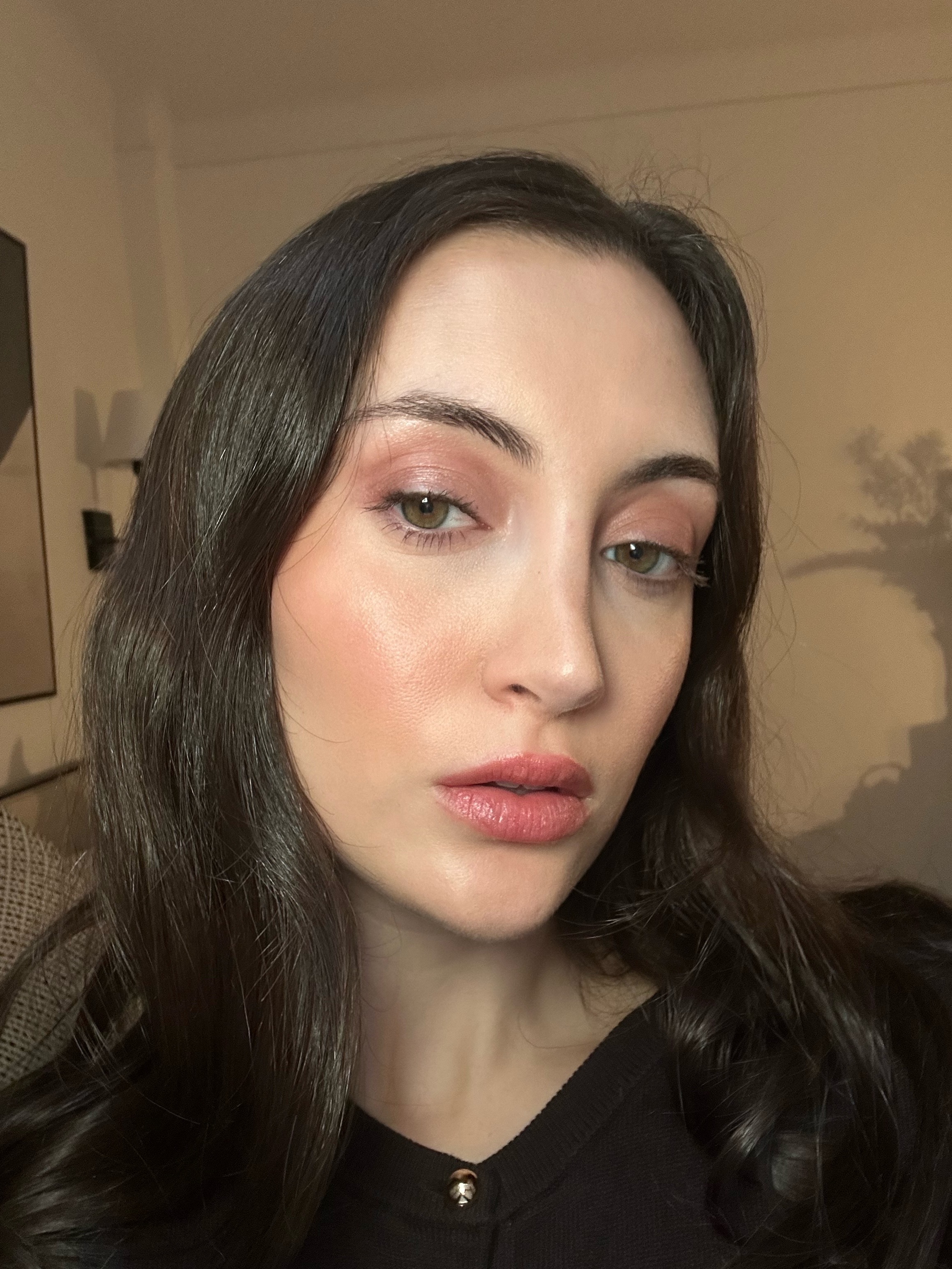 Associate beauty editor Alyssa Brascia wearing the Merit Solo Shadow.