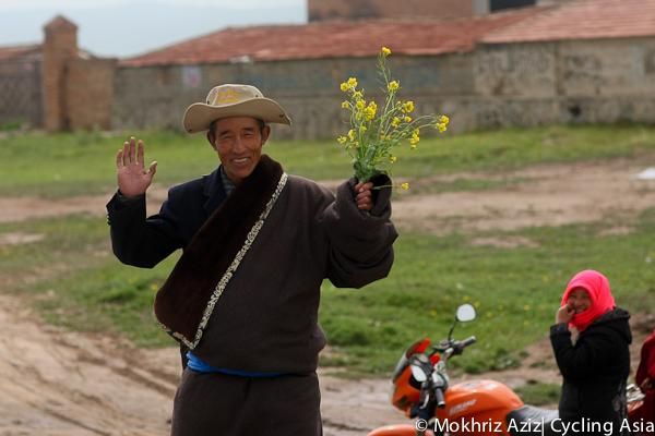 A roadside fan in stage 4 at the Tour of Qinghai Lake