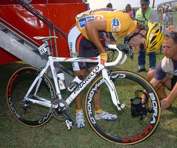 Alejandro Valverde (Caisse d'Epargne) checks his bike