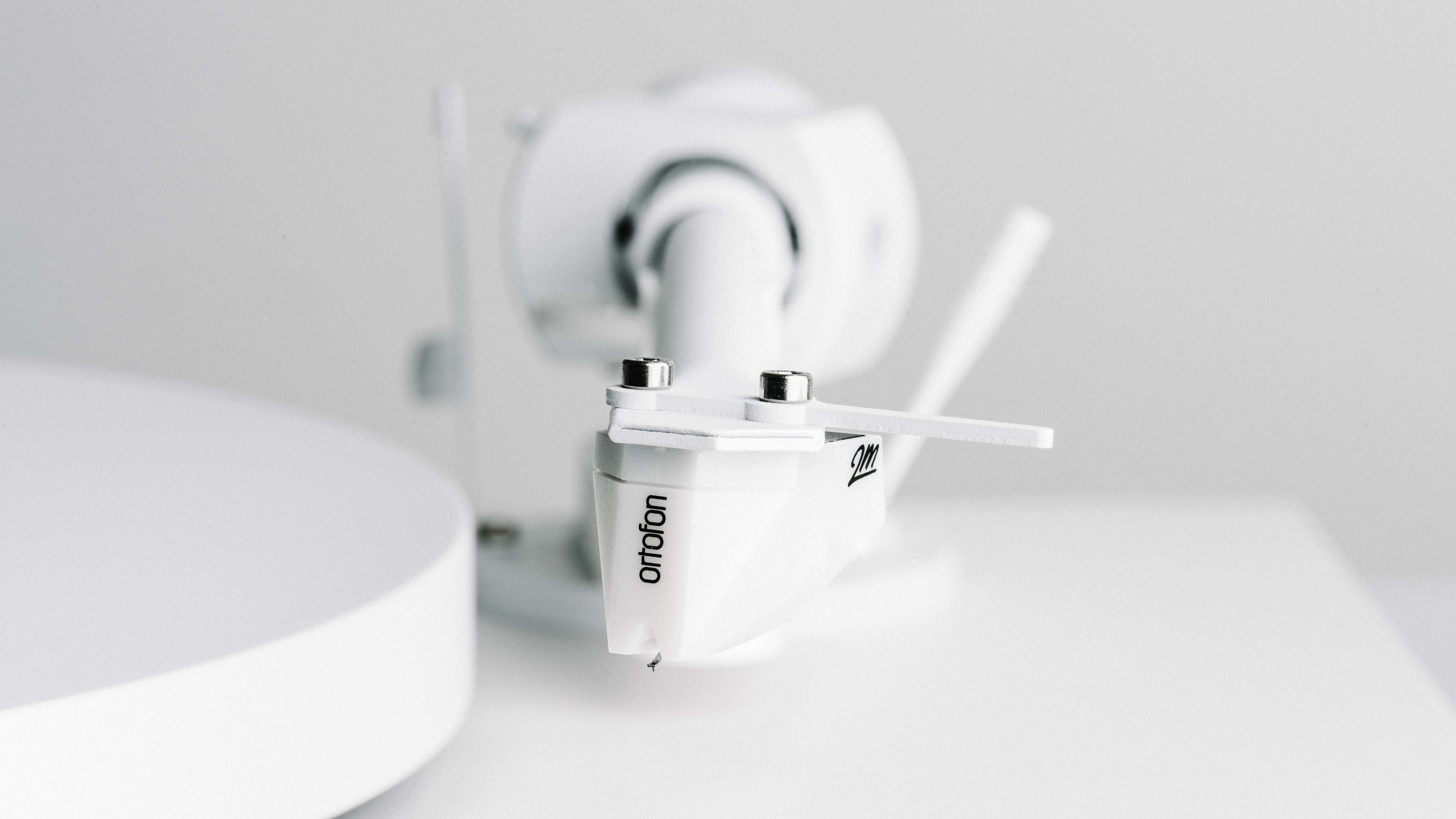 Close up of the Pro-Ject Debut PRO White Edition pen