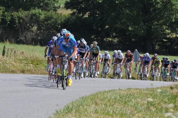 Bbox Bouygues Telecom heads the chase of the three-man break.