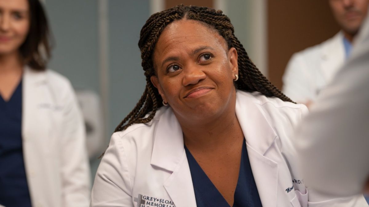 Miranda Bailey looking hopefully up in Grey&#039;s Anatomy.