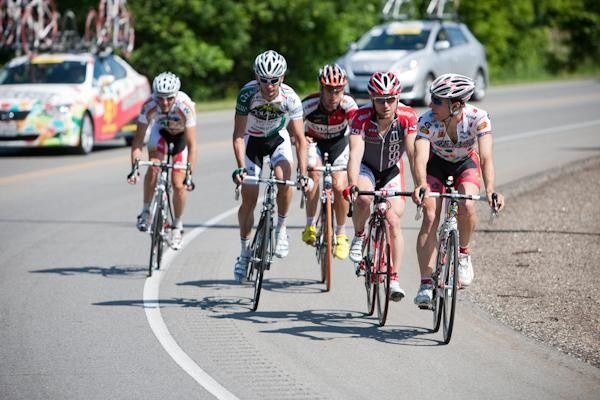 Riders in the break start to look at each other to see who will do what.
