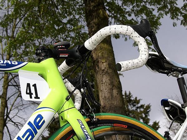 Pippo attacked the cobbles without the benefit of any extra handlebar tape or padding.