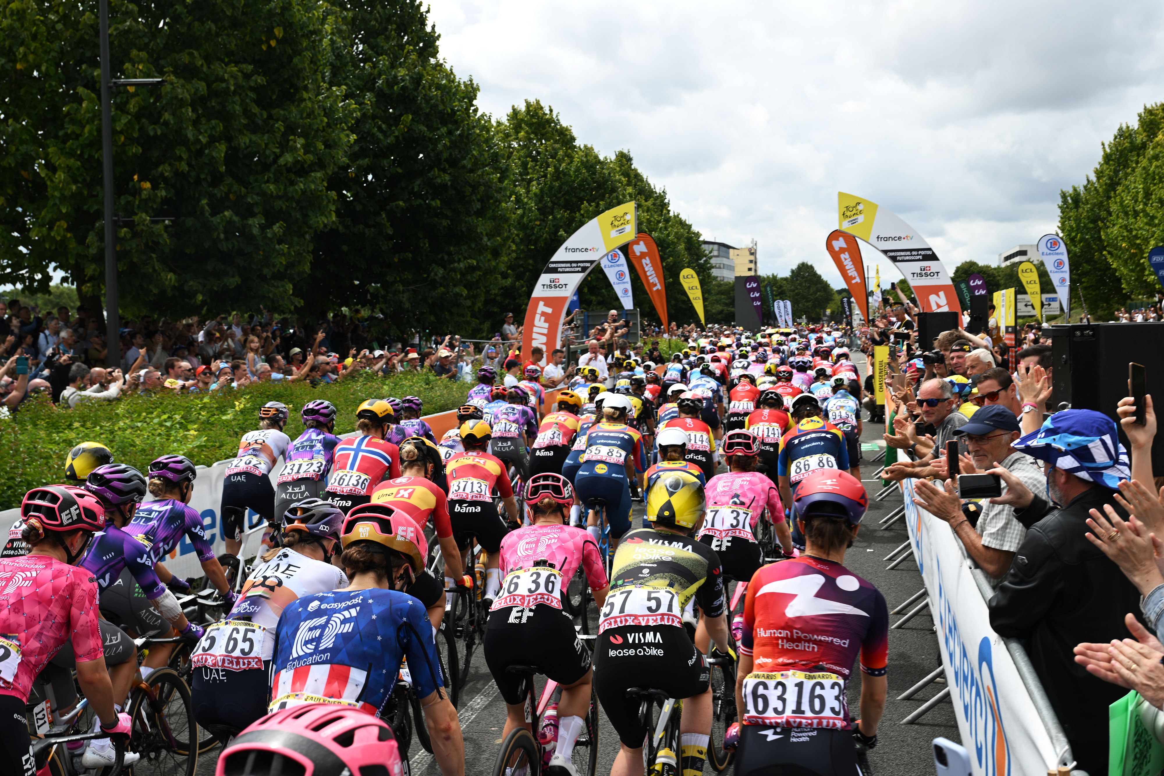 The peloton starting stage 5 of the Tour de France Femmes 2025.