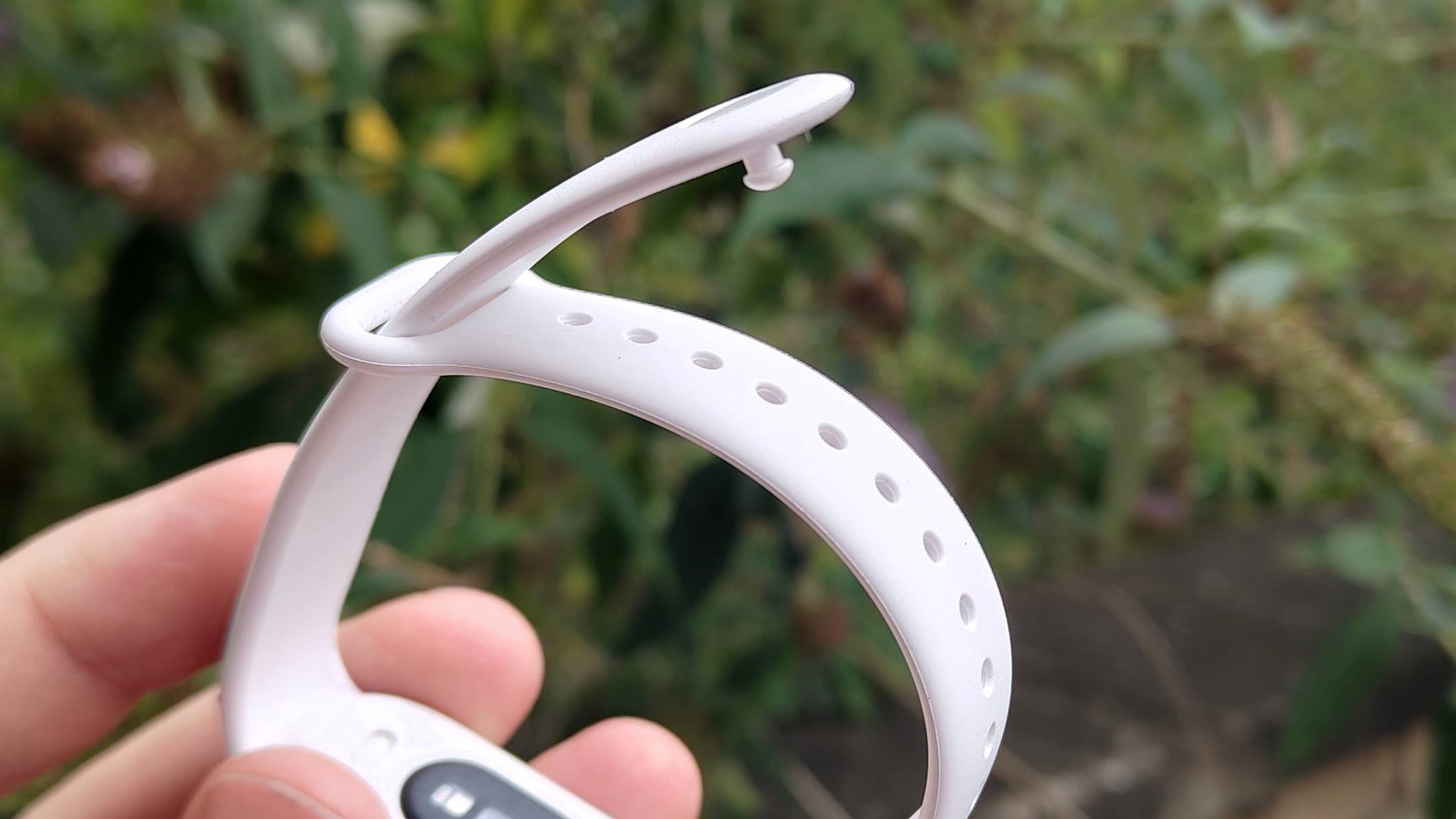 The Xiaomi Smart Band 10&#039;s clasp, slightly unbuckled.