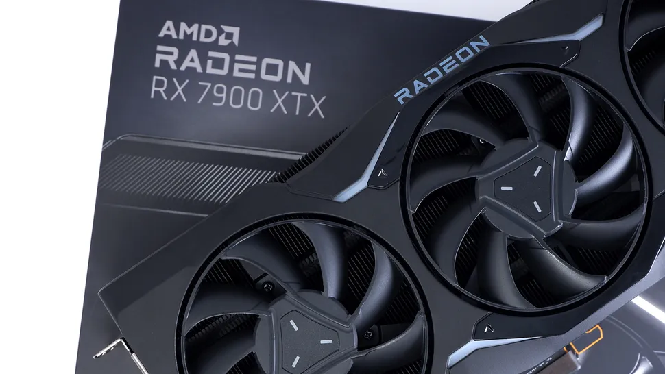 AMD Radeon RX 7900 XTX с коробкой на белом фоне.