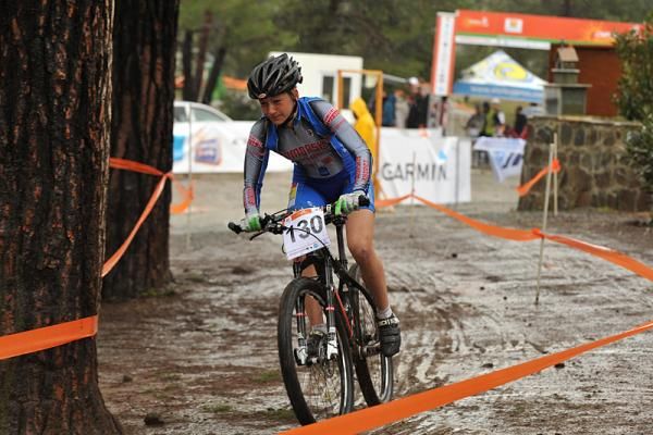 Ekaterina Anoshina (Primorskiy District) races to second.