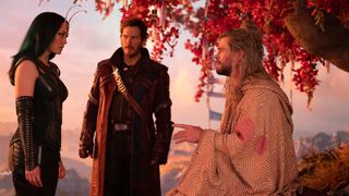 Thor snakker med Mantis og Star-Lord under et tre i «Thor: Love and Thunder».