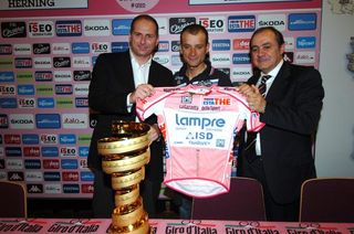 Gallery: Scarponi awarded 2011 Giro d'Italia trophy