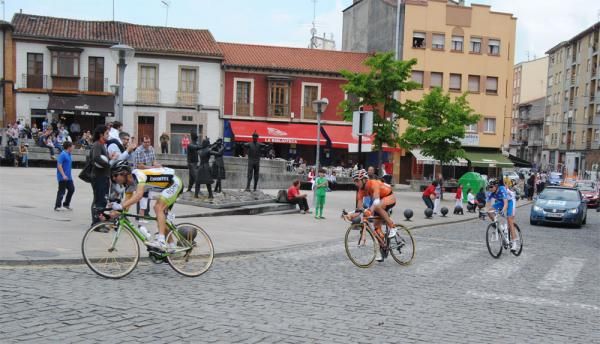 Rafael Infantino Abreu (EPM - UNE) leads Gorka Izagirre Insausti (Euskaltel - Euskadi) and Kirill Sveshniskov (Russian Federation) in the early break.