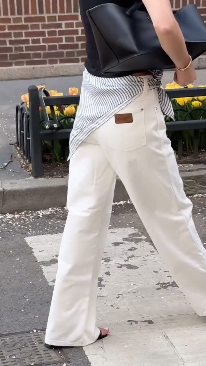 An image of @cocoschiffer wearing a summer trend to wear with jeans.