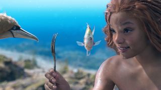 Subtitrare (L-R): Scuttle (exprimat de Awkwafina), Flounder (exprimat de Jacob Tremblay) și Halle Bailey ca Ariel în Disney