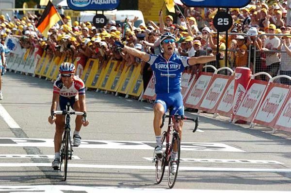 Matteo Tosatto (Quick.Step) beats Cristian Moreni to win