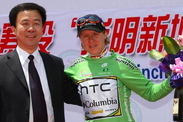 The points jersey was awarded to Ina Yoko Teutenberg (HTC - Columbia Women) by Mr Zhou Weizie (Director of Chongming County)