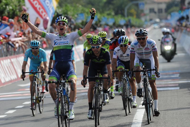 Simon Clarke thinks he's won the stage, or his he celebrating his first maglia rosa?