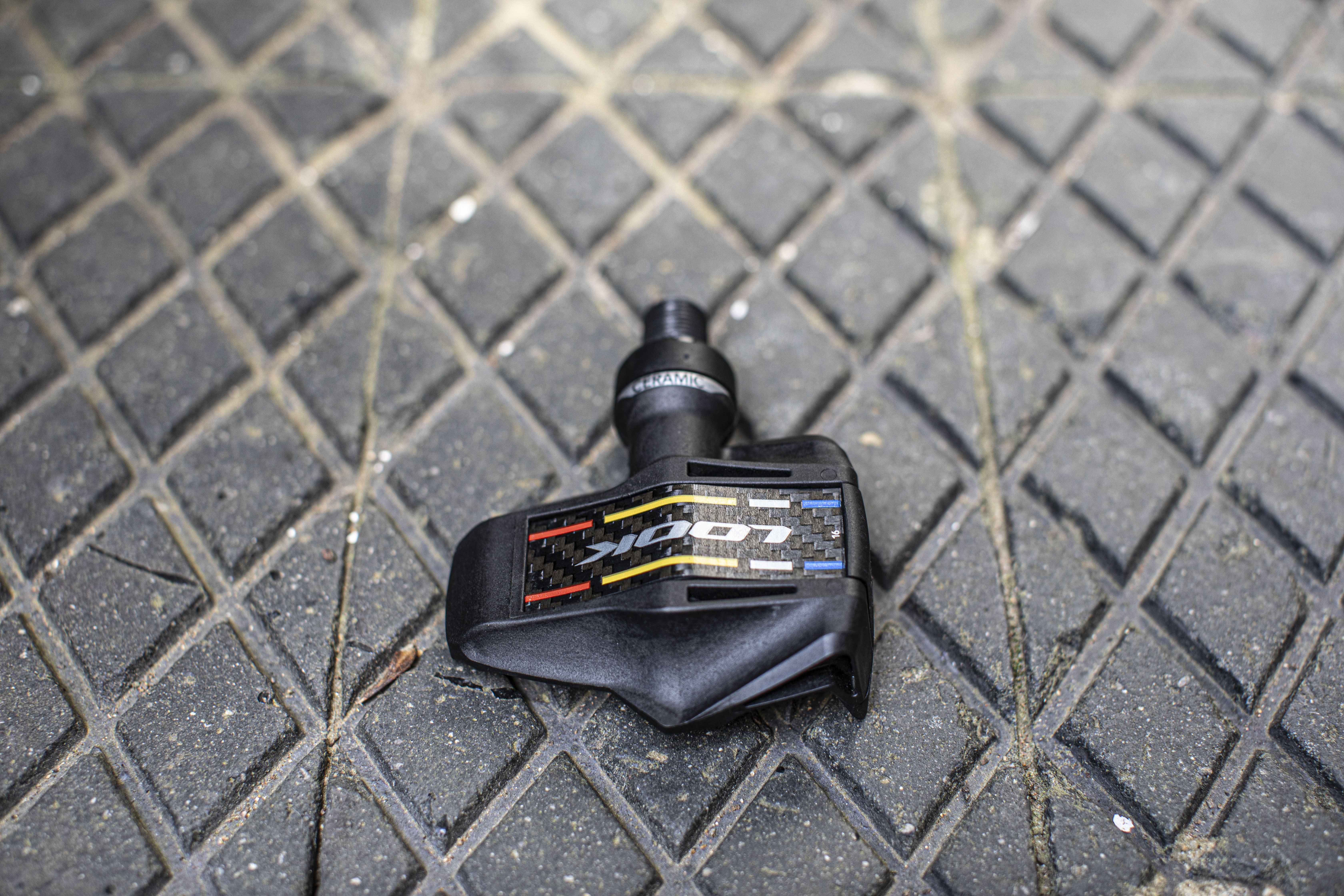Single Look Keo Blade Ceramic Ti pedal shown from an angle