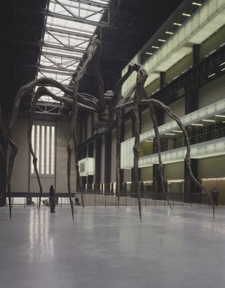 Installation photography, Louise Bourgeois, Maman, Tate Modern 2000