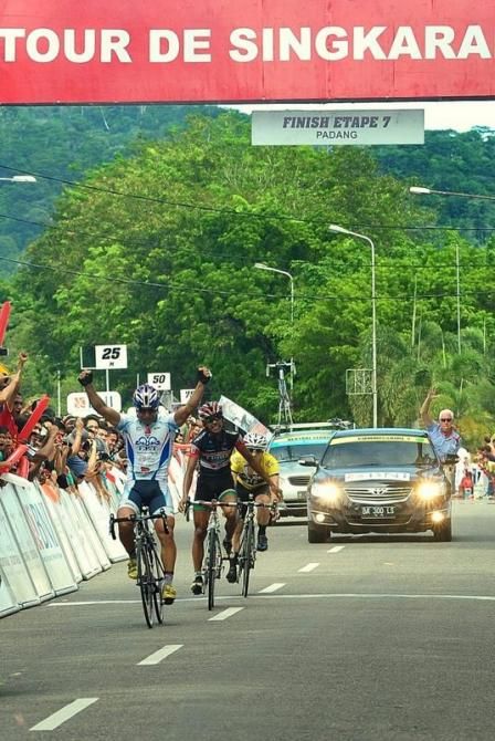 The final stage podium: Mehdi Sohrabi (Tabriz Petrochemical Cycling Team Iran) champion, Jerry Aquino (Team 7 Eleven Presented by Roadbike Philippines) runner-up, and Karl Evans (Budget Forklifts Australia) in 3rd place.