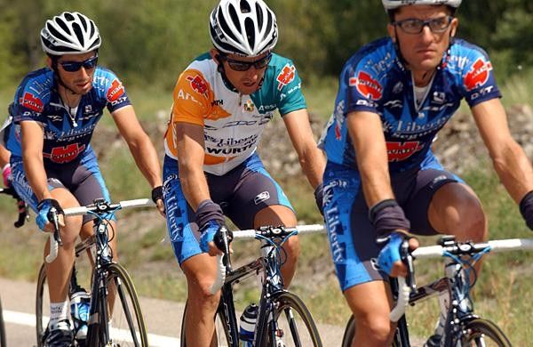 Marcos Serrano (Liberty Seguros) leads Heras and Beloki