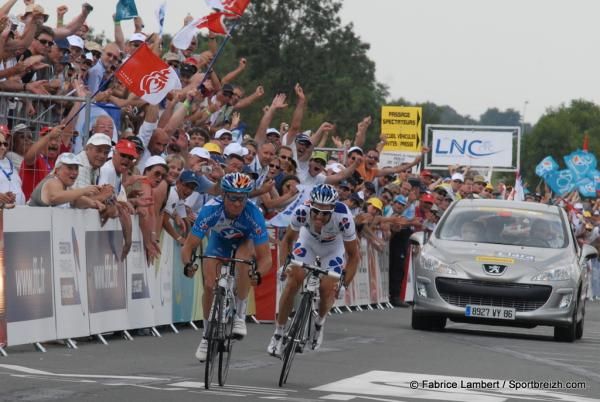 Thomas Voeckler (Bbox Bouygues Telecom) leads out the sprint