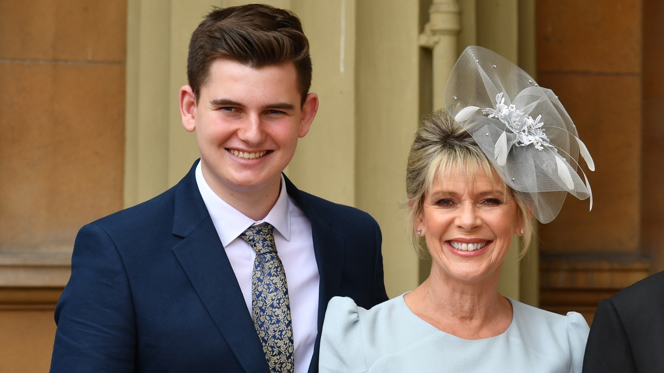 Ruth Langsford a její syn Jack v Buckingham Palace 1. června 2018