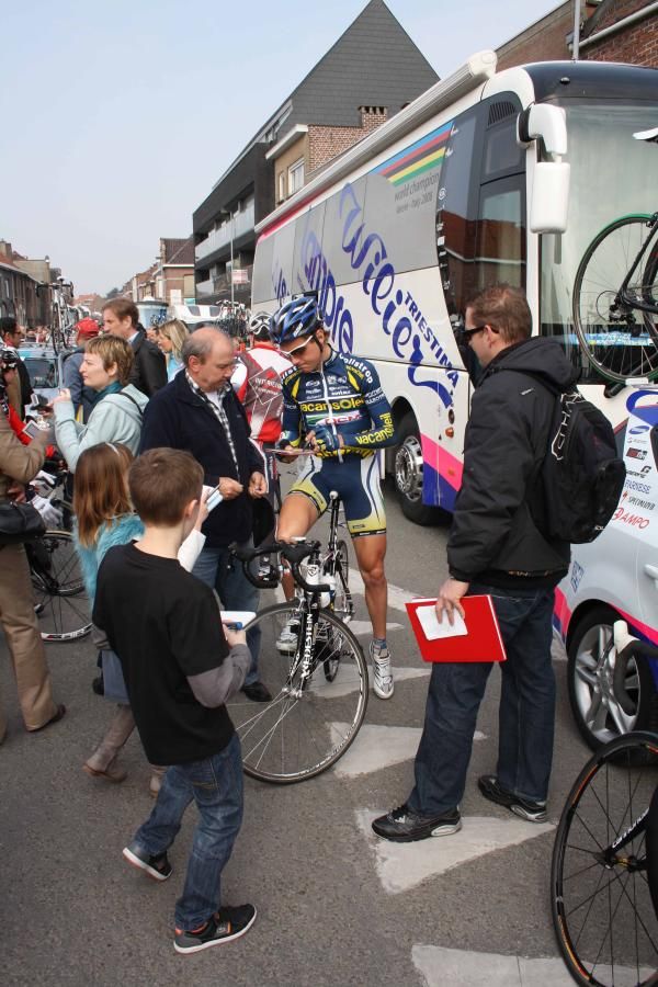Rob Ruijgh (Vacansoleil-DCM) signs an autograph.