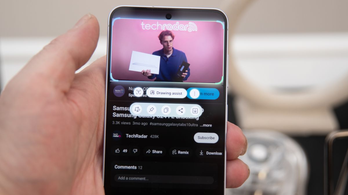 Samsung Galaxy S25 muestra herramientas de IA generativa en un v&iacute;deo de YouTube