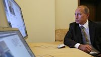 Russian Prime Minister Vladimir Putin examines his new official website in Moscow on October 31, 2008. AFP PHOTO / RIA NOVOSTI / POOL / ALEXEY DRUZHININ (Photo by ALEXEY DRUZHININ / RIA NOVOSTI / AFP) (Photo by ALEXEY DRUZHININ/RIA NOVOSTI/AFP via Getty Images) 