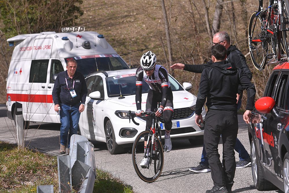 Tom Dumoulin tries to carry on after crashing during stage 7 at Paris-Nice