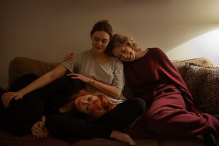 Natasha Lyonne as Rachel, Elizabeth Olsen as Christina and Carrie Coon as Katie in His Three Daughters.