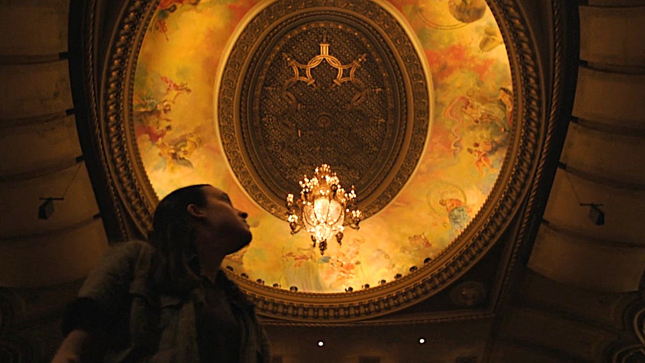 Ellie looks up at the theater ceiling in The Last of us 2x5.