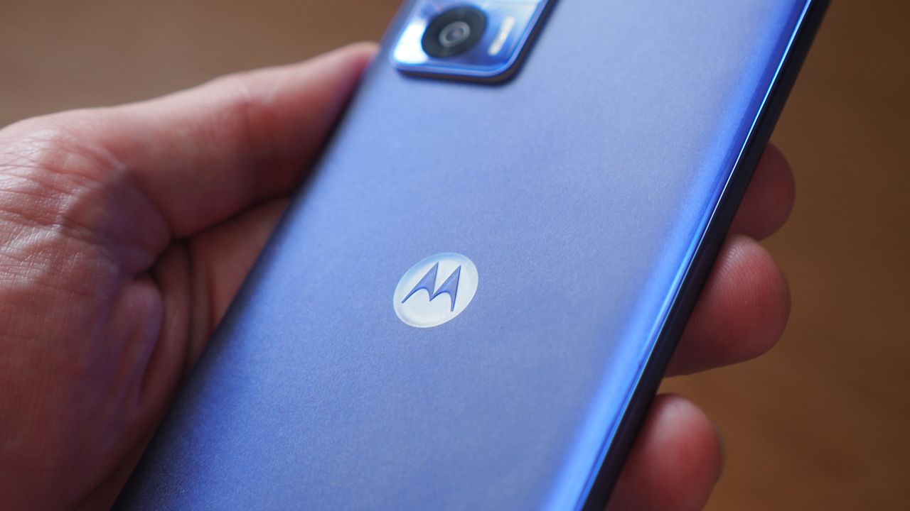 Moto Edge Neo in Peri Peri Pantone finish