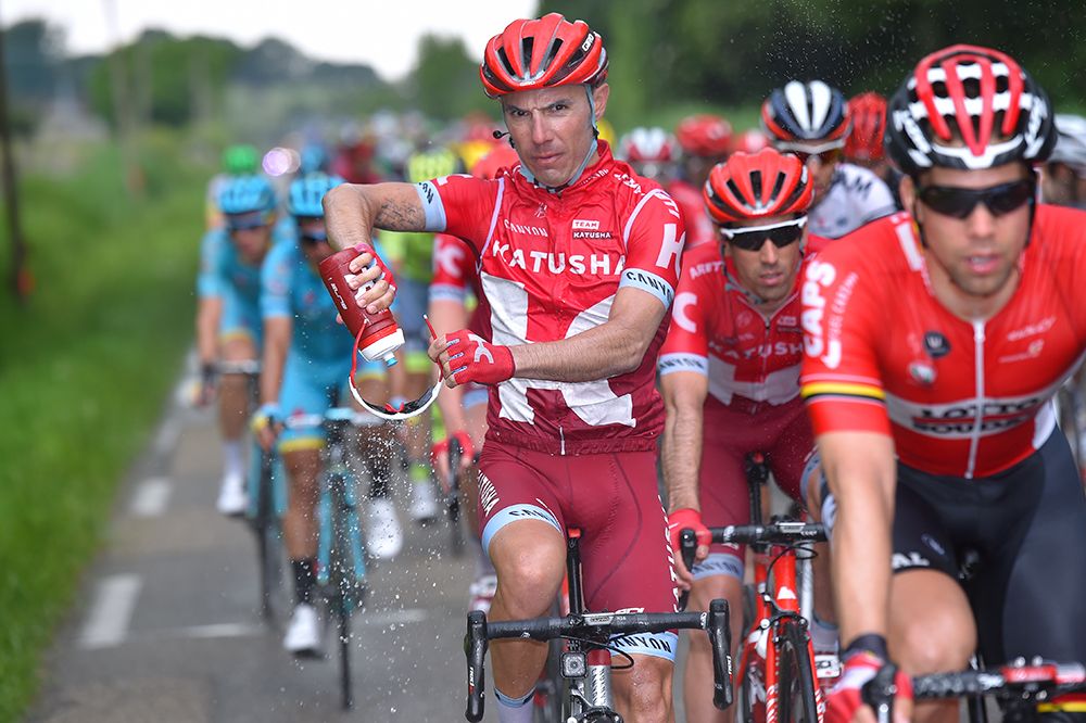 Joaquim Rodriguez (Katusha) washes the road spray off his glasses
